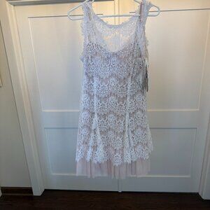 BETSY ADAMS Size 8 White Lace with Nude Lining